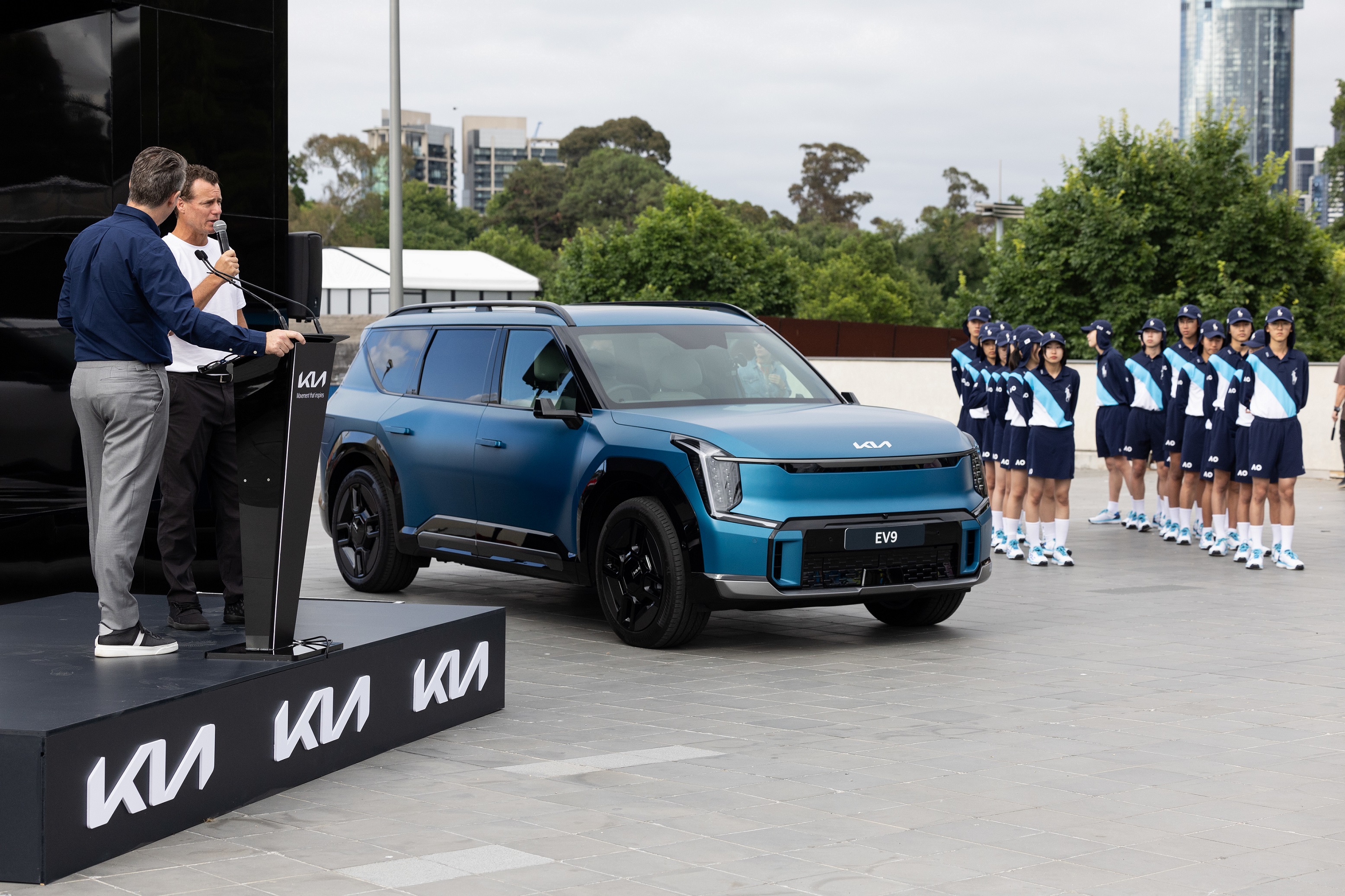 1.Kia在澳網開打前於墨爾本公園舉行官方交車儀式，網球名將Lleyton Hewitt也到場共襄盛舉。
